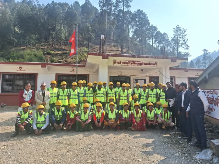 प्रधानमन्त्री रोजगार कार्यक्रमः सुर्नयामा श्रमिकलाई सामग्री हस्तान्तरण